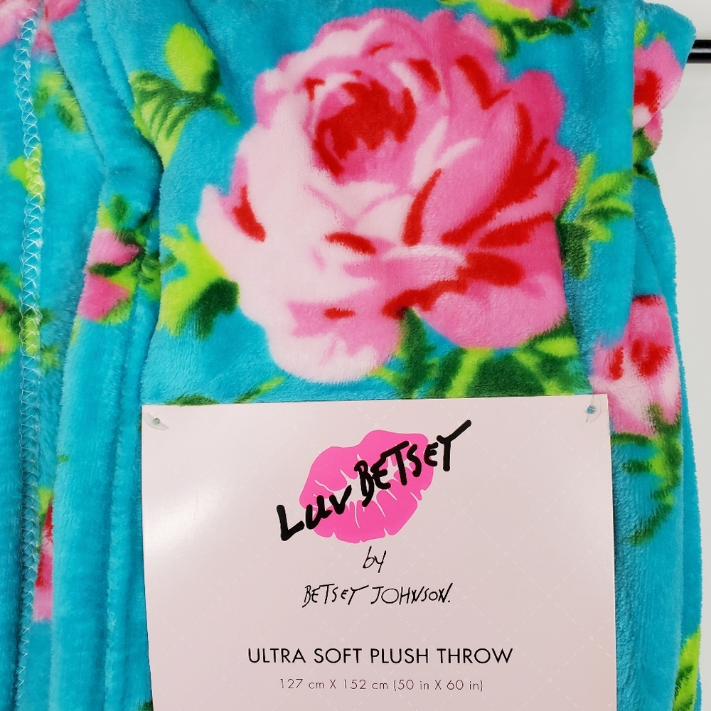 BETSEY JOHNSON | Shabby Pink Roses Throw Blanket - Picture 1 of 4
